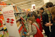 Crucea Rosie redeschide Banca de alimente la Carrefour