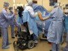 Un medic paralizat continua sa opereze chiar si din scaunul cu rotile