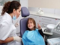 Copiii din comunitatile defavorizate, consultati si tratati gratuit de medicii dentisti