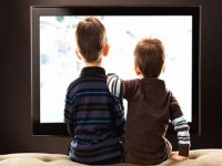 Copiii care petrec mult timp in fata televizorului risca sa devina diabetici