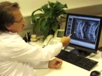 Neurochirurgul austriac Helmut Hiertz opereaza, in premiera, la Bucuresti