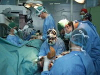Operație minim-invazivă de protezare aortică, realizată în premieră în România