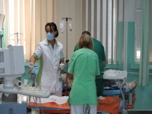 O suta de medici si studenti la Medicina deprind tehnici de resuscitare la UPU Arad