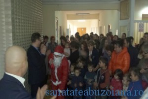 Mos Craciun a ajuns la copiii din Spitalul Judetean Buzau
