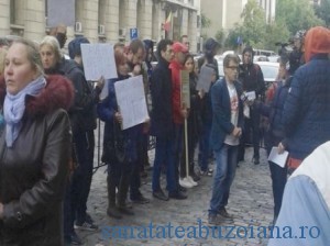 Parintii copiilor cu fibroza chistica au protestat la Ministerul Sanatatii