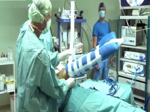 Curs de chirurgie a umarului, organizat in premiera in Romania