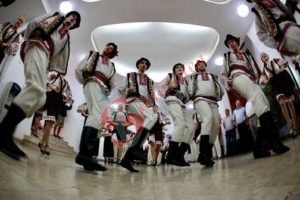 Terapii coolturale: Dansatori din 7 tari se intrec sa-si promoveze traditiile