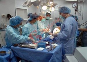 Transplant renal de la mamă la fiică, reușit de chirurgii ieșeni