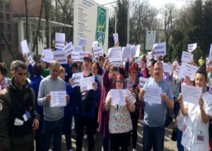 Angajații spitalelor de pneumoftiziologie din Iași și București contină protestele