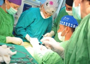 Operație în premieră națională pentru salvarea unei fetițe cu o tumoră gigant