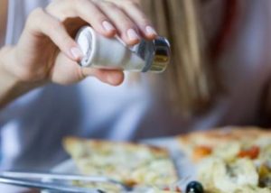 Hipertensivii sunt cei mai mari consumatori de sare din România