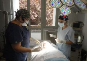 Zece pacienți cu forme grave de cancer cutanat, operați de o echipă mixtă formată din medici români și americani