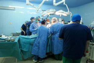 Intervenție chirurgicală în premieră națională, în cazul unui student la UMF Timișoara