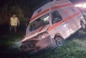 Ambulanțier concediat și cercetat penal, după ce a condus în pragul comei alcoolice
