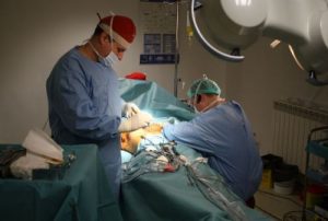 Subprogramul de reconstrucție mamară naște controverse între oncologi și CNAS