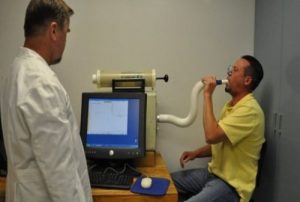 Aproape jumătate din românii astmatici renunță la tratament