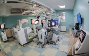 Cel mai performant robot folosit în neurochirurgie a ajuns și în România