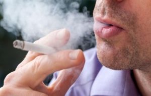 Simplul miros al hainelor unui fumător poate provoca probleme de sănătate