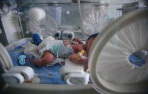 Rata mortalității infantile din România își păstrează trendul descendent