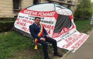 Primarul protestatar de la Ministerul Sănătății, acuzat că își face campanie electorală