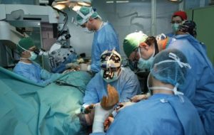 Medicii mureșeni au replantat cu succes brațul amputat al unui pacient
