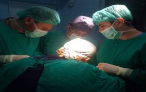 Tumoră tiroidiană gigant, extirpată de chirurgii de la Spitalul Universitar