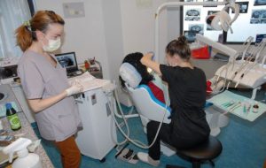 Policlinicile Sociale Regina Maria inaugurează primul cabinet stomatologic pentru persoane cu dizabilitați