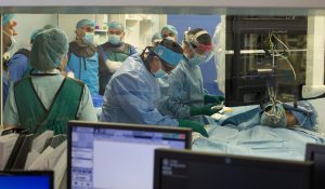 Medici străini se specializează la Centrele Ares în tratamentul minim-invaziv al adenomului de prostată