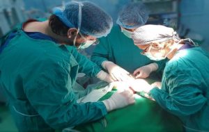Tumoră gigant extirpată de medicii de la Spitalul Universitar