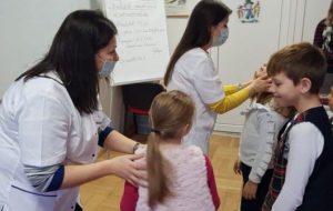 Medicii de familie propun vaccinarea antigripală a tuturor copiilor și renunțarea la adeverițe medicale la începerea anului școlar