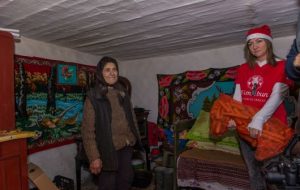 Fapte bune: Moș Crăciun a urcat cu 12 tone de cadouri în satele izolate din Munții Buzăului