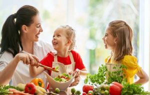 Un mod simplu de a crește apetitul copiilor pentru fructe și legume
