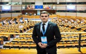 Un tânăr din România susține un discurs la lansarea Planului european de combatere a cancerului