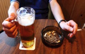 Alimentația nesănătoasă, tutunul și alcoolul – factori de risc pentru mai mult de jumătate dintre decesele din România