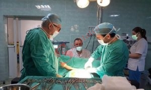 Mulțumesc, doctore!  Medicii Marius Anastasiu, Alexandru Ilie și Victor Ioniță au realizat laparoscopic o intervenție chirurgicală complicată