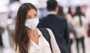 Noi restricții impuse de pandemie de la 1 august: mască pe stradă,  distanțare pe plajă, activități comerciale nocturne interzise