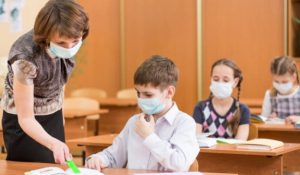 Ministrul Sănătății vrea ca elevii din clasele mici să poarte obligatoriu mască de protecție