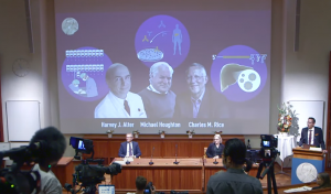 Cercetătorii Harvey J. Alter, Michael Houghton și Charles M. Rice, premianții NOBEL pentru Medicină 2020