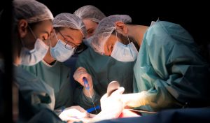 Medicii Spitalului Militar Central au realizat prima intervenție de chirurgie pancreatică extremă la un pacient care a avut Covid-19