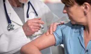 Peste 65% dintre români își doresc o schemă de vaccinare pentru adulți