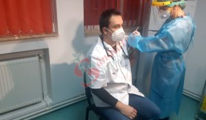 Medicul Bogdan Micu, șeful secției de Boli Infecțioase din Spitalul Județean de Urgență, primul buzoian vaccinat anti-COVID