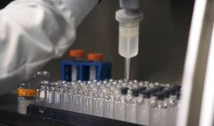 Vaccinul Oxford-AstraZeneca ar putea primi vineri aprobarea de lansare pe piață