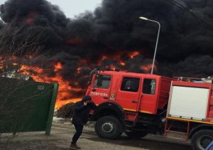 Risc major de poluare în municipiul Buzău, din cauza unui incendiu violent