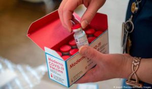 Azi începe administrarea vaccinului de la Moderna în centrele din România