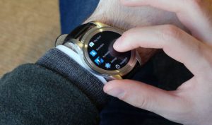 Ceasurile inteligente, folosite pentru monitorizarea pacienților cu Parkinson