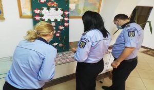 Mărțișoare pentru polițiști, de la copiii din centrul de recuperare și reabilitare din Beceni