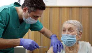 O doamnă în vârstă de 86 de ani, românul vaccinat anti-COVID cu numărul 1 milion