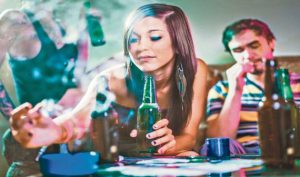 Consumul de alcool, tutun și droguri, la cote alarmante în rândul tinerilor din România
