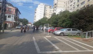 Revoltă într-un bloc din Buzău, împotriva amplasării unei platforme de gunoi la intrarea în scară