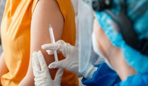 Ministerul Sănătății confirmă: 70 la sută dintre medicii din spitale, vaccinați anti-COVID. Testarea obligatorie pe cheltuiala proprie s-ar putea impune și altor categorii de angajați